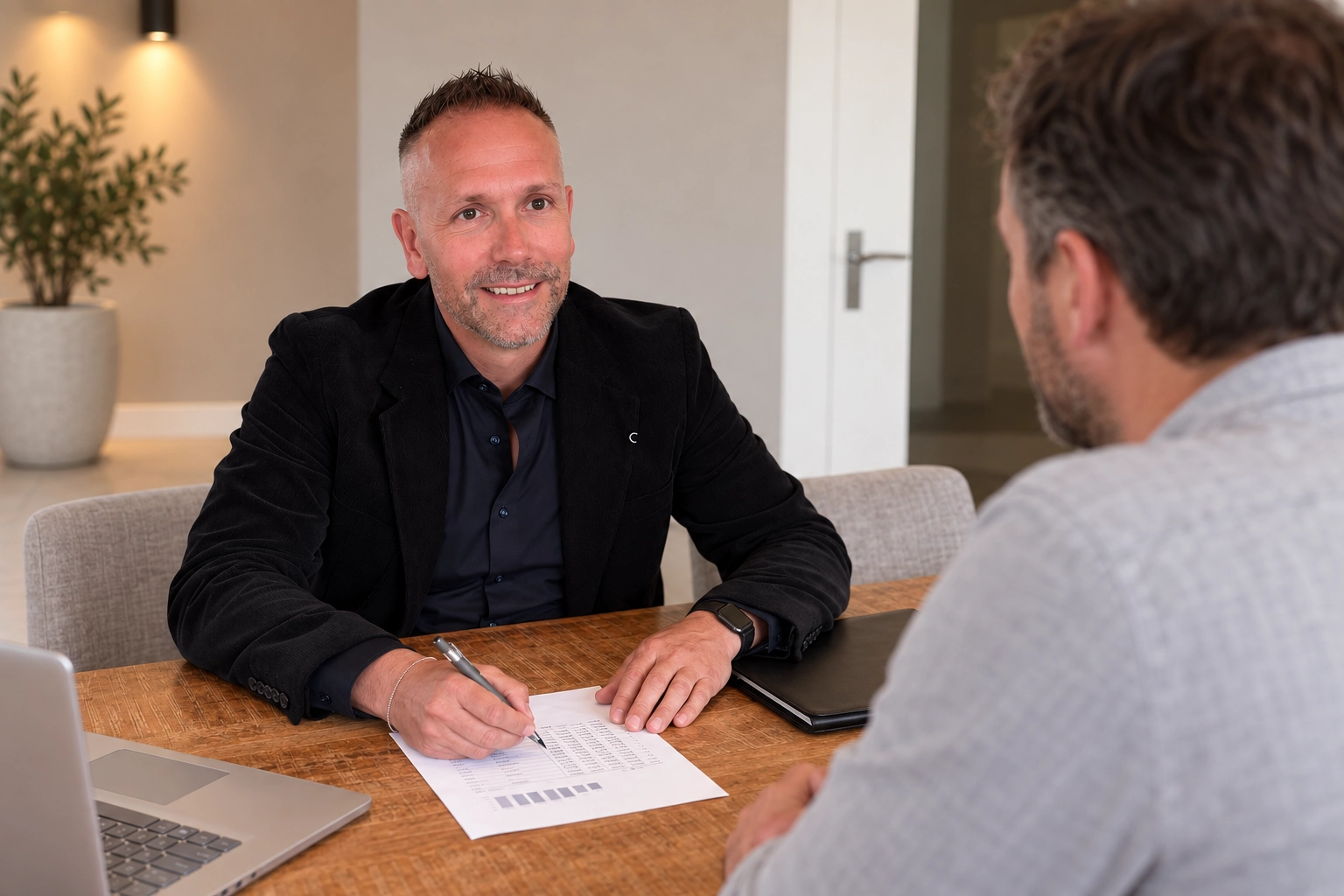 Gerald van Engen bespreekt plannen met een ondernemer