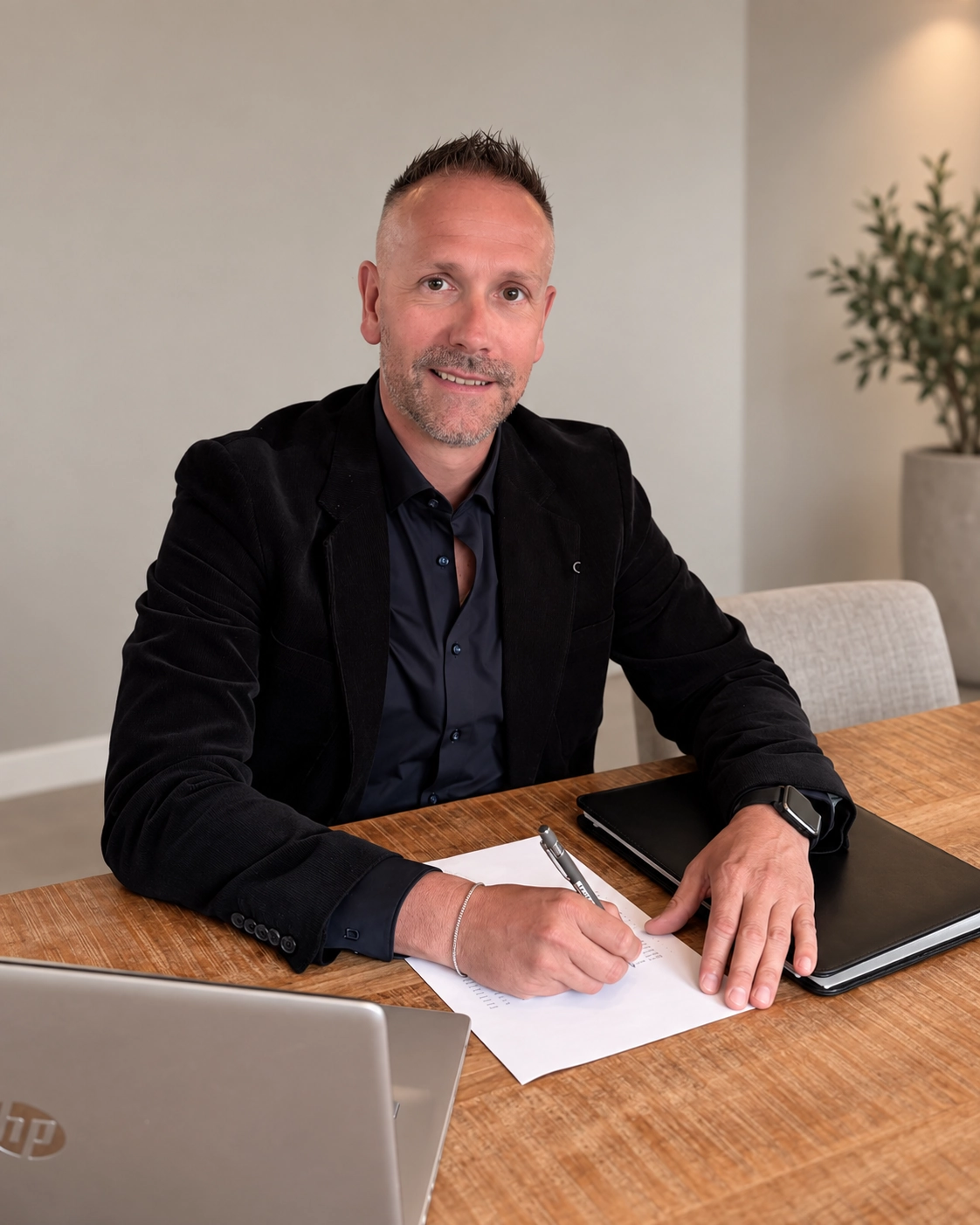Gerald van Engen werkt aan een administratieve vraag