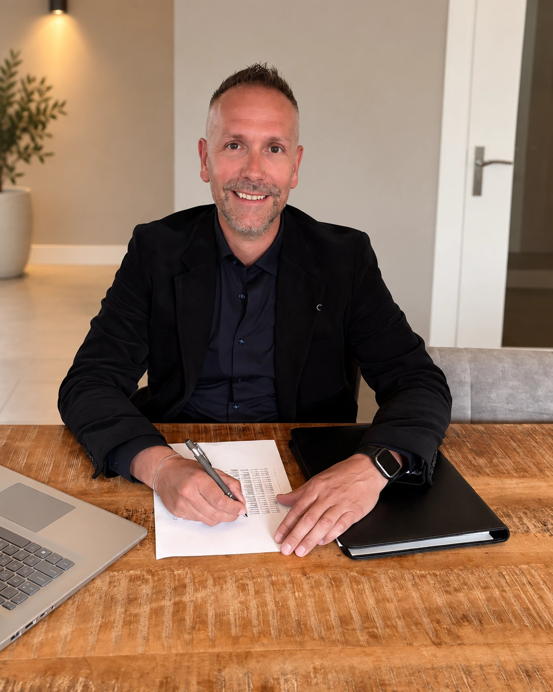 Gerald van Engen aan zijn bureau